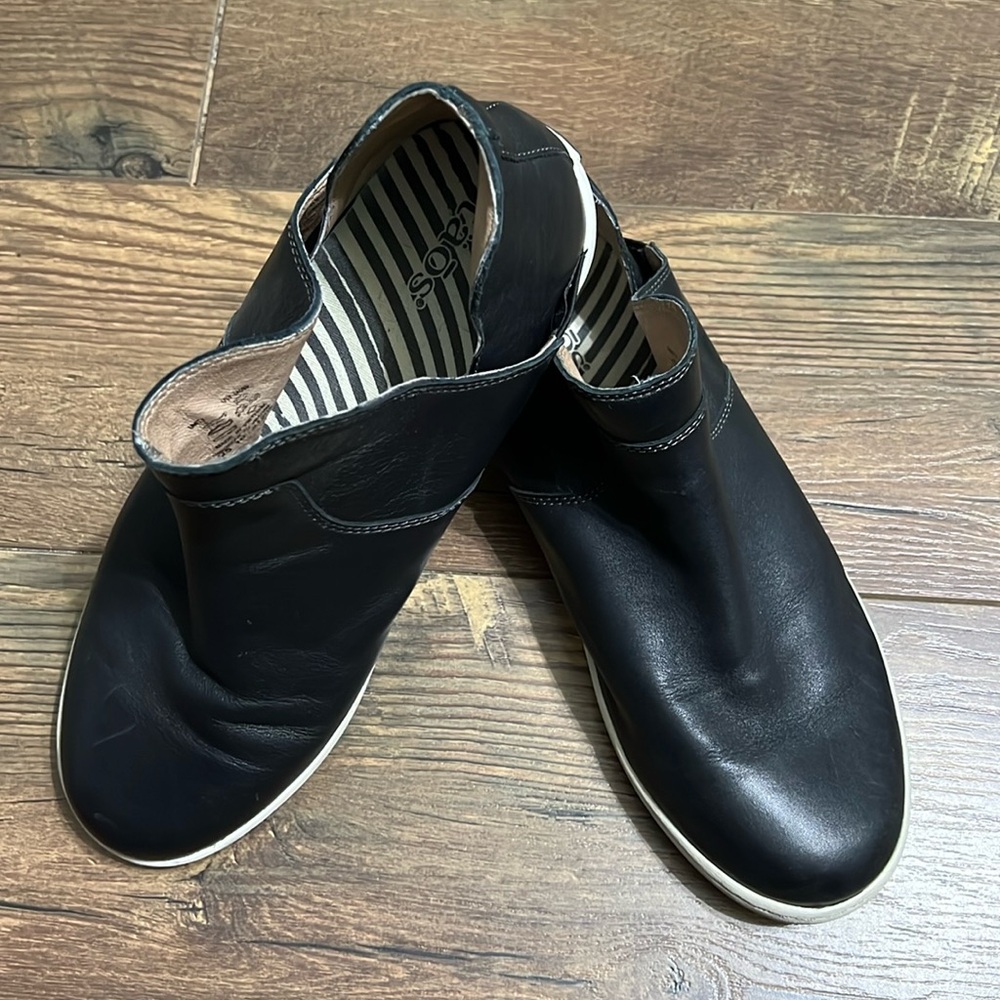 Taos black leather bootie size 10